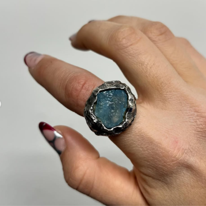ANILLO PLATA OXIDADA CON TEXTURA Y AGUAMARINA EN BRUTO