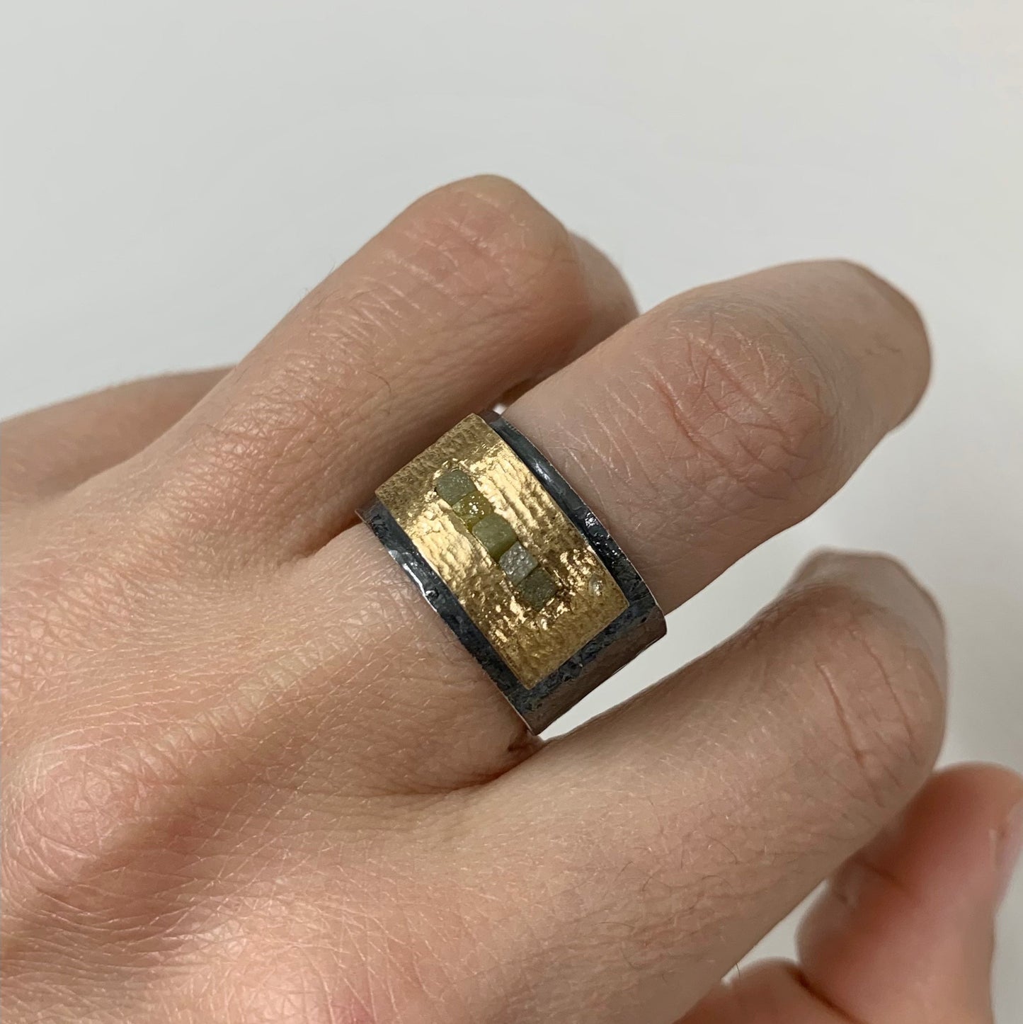 ANILLO PLATA OXIDADA, ORO AMARILLO DE 18K Y DIAMANTES EN BRUTO