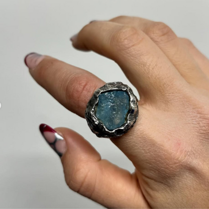 ANILLO PLATA OXIDADA CON TEXTURA Y AGUAMARINA EN BRUTO