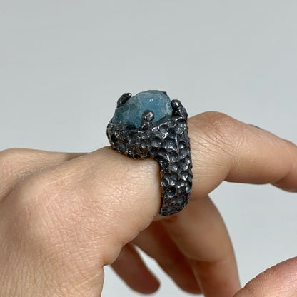 ANILLO PLATA OXIDADA CON TEXTURA Y AGUAMARINA EN BRUTO