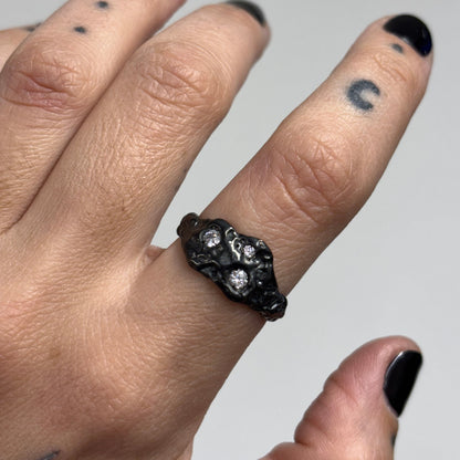 TRIO RING OXIDIZED SILVER WHITE STONES