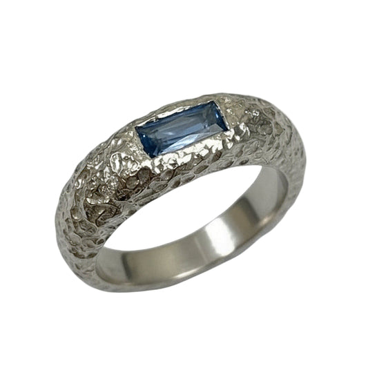 ANILLO PLATA CON TEXTURA Y TOPACIO AZUL